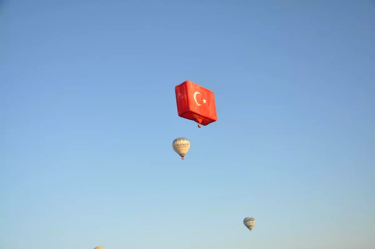 Kapadokya semalarını ay yıldızlı bayraklarla donatılan balonlar süsledi