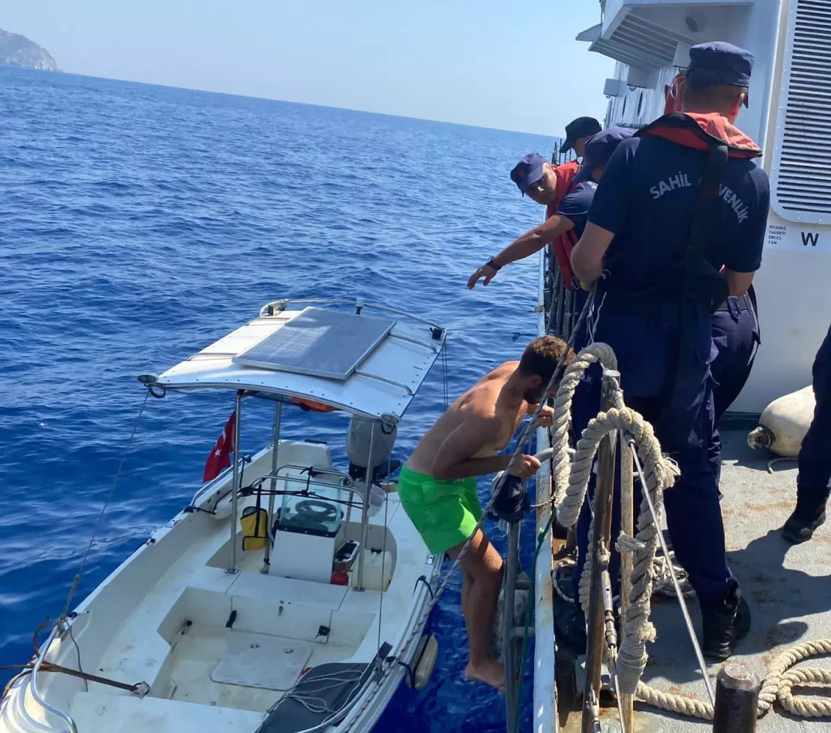 Muğla gündem haberleri: Marmaris'te sürüklenen teknedeki 2 kişi ekiplerce kurtarıldı
