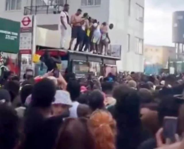 Otobüs durağının çatısında twerk yapan genç kadının sonu kötü oldu