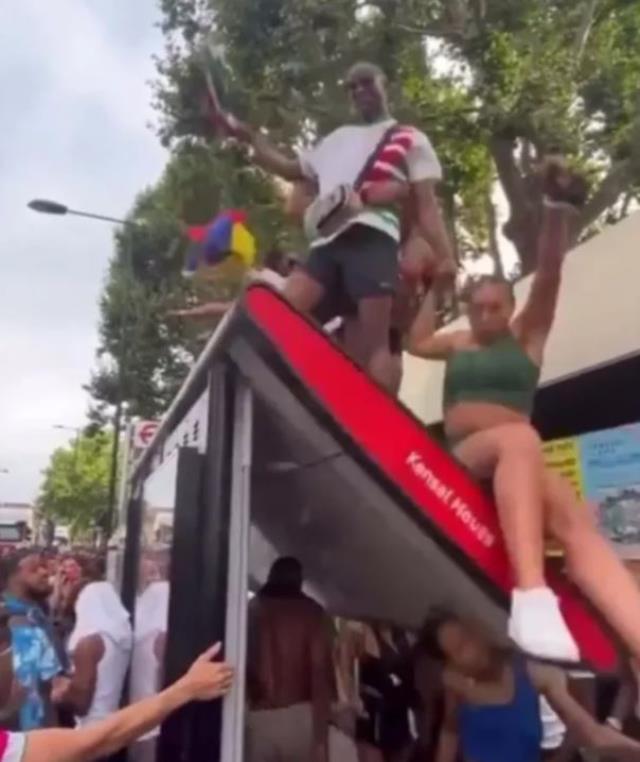 Otobüs durağının çatısında twerk yapan genç kadının sonu kötü oldu