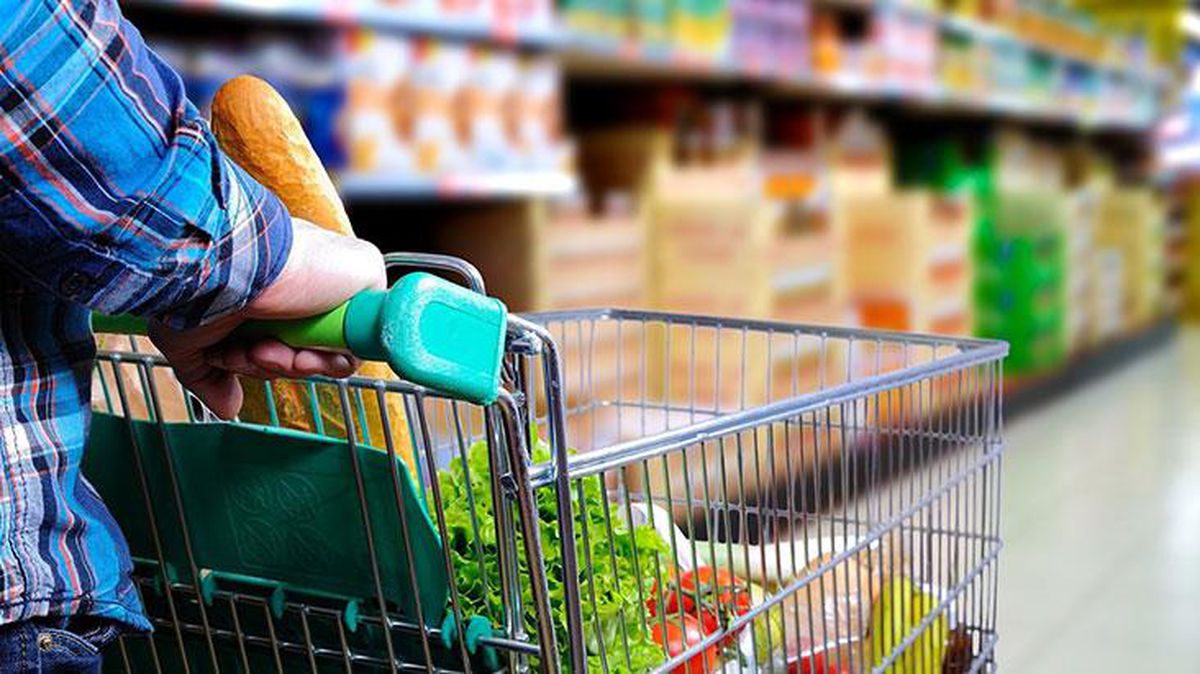 Rize'de markete giden vatandaşlar, çay satışlarının sınırlandığını görünce şaşkınlığını gizleyemedi