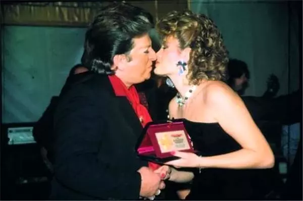 Sahne arkasında Cenk Eren'le öpüşürken görüntülenen Ajda Pekkan'dan açıklama geldi: Dudaktan öpmedi Sahne arkasında Cenk Eren'le öpüşürken görüntülenen Ajda Pekkan'dan açıklama geldi: Dudaktan öpmedi