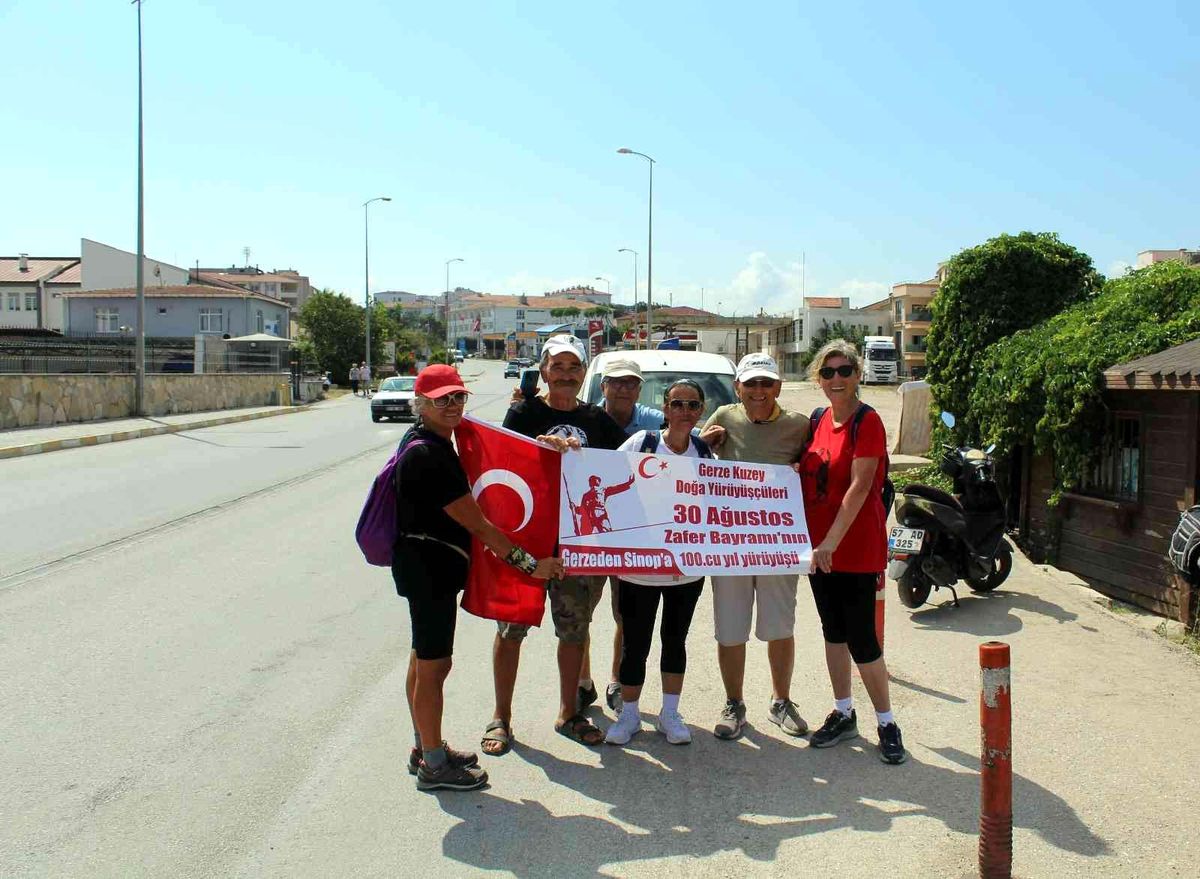 Sinop haberleri | Sinoplu iki kadın ellerinde bayrakla 30 kilometre yürüdü
