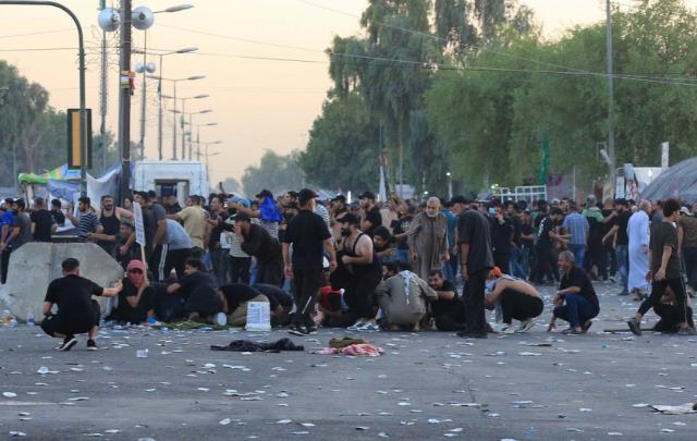Son Dakika! Şii lider Sadr, destekçilerine 1 saat içinde parlamentodan tamamen çekilmeleri için çağrı yaptı Son Dakika! Şii lider Sadr, destekçilerine 1 saat içinde parlamentodan tamamen çekilmeleri için çağrı yaptı