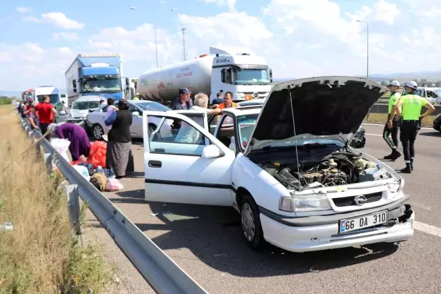 TEM Otoyolu'nda 6 araç birbirine girdi, ortalık savaş alanına döndü: 8 yaralı