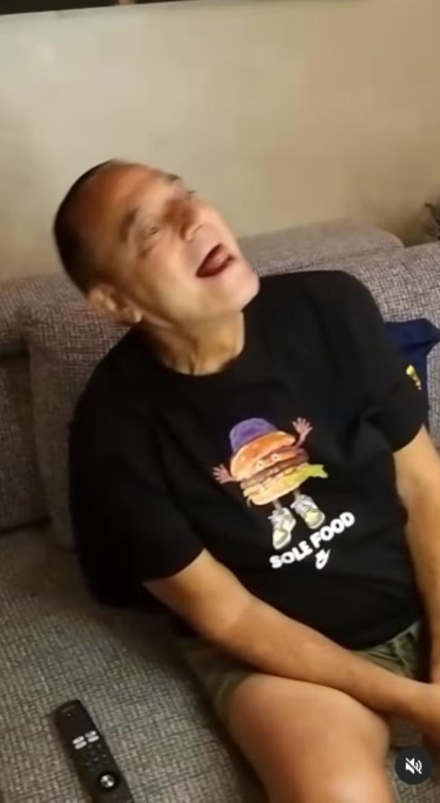 TikTok'ta canlı yayın açan Mehmet Ali Erbil'den garip hareket: Hiç yakışıyor mu? TikTok'ta canlı yayın açan Mehmet Ali Erbil'den garip hareket: Hiç yakışıyor mu?