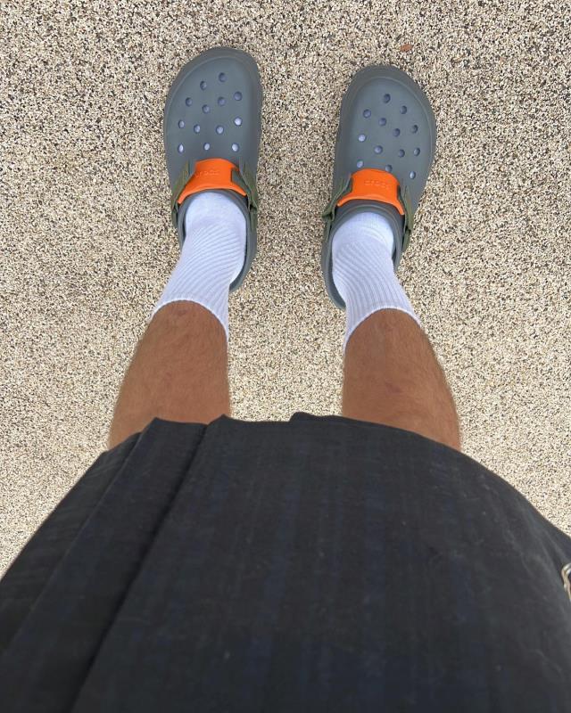 Ünlü oyuncu Uraz Kaygılaroğlu etekle poz verdi, sosyal medya yıkıldı