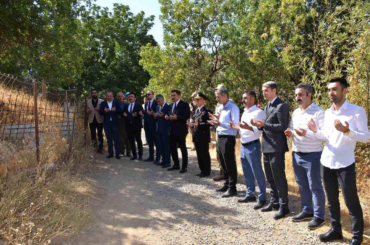 Son dakika haberleri... Yeni Kaymakam ilk iş gününde şehit mezarlarını ziyaret etti
