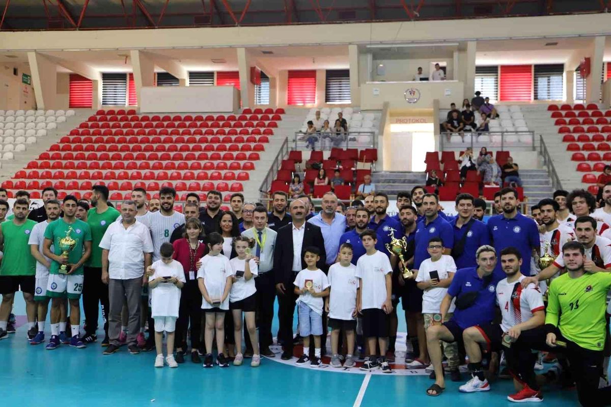 Eskişehir haber: Eskişehir'de düzenlenen 2. Ulusal Yunus Emre Hentbol Turnuvası sona erdi