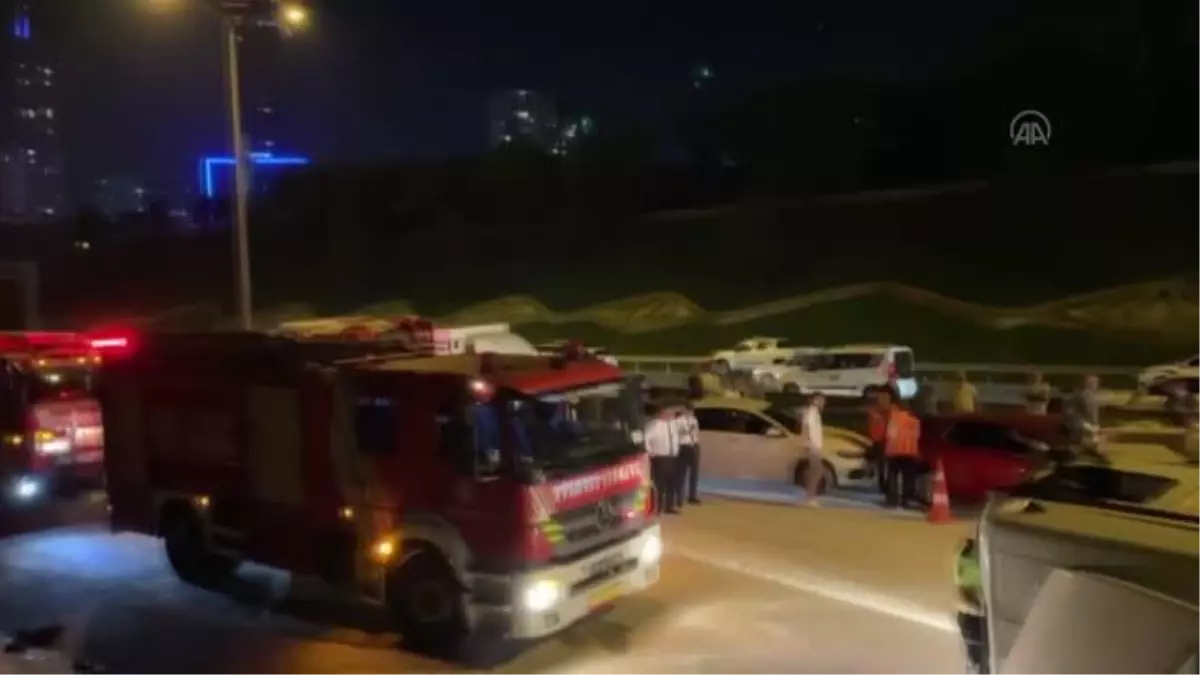 Ataşehir'de minibüse çarparak devrilen beton mikserinin sürücüsü ağır yaralandı