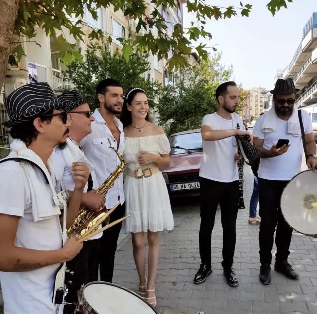 Berk Oktay ile evlenmeye hazırlanan Yıldız Çağrı Atiksoy kına gecesi yaptı