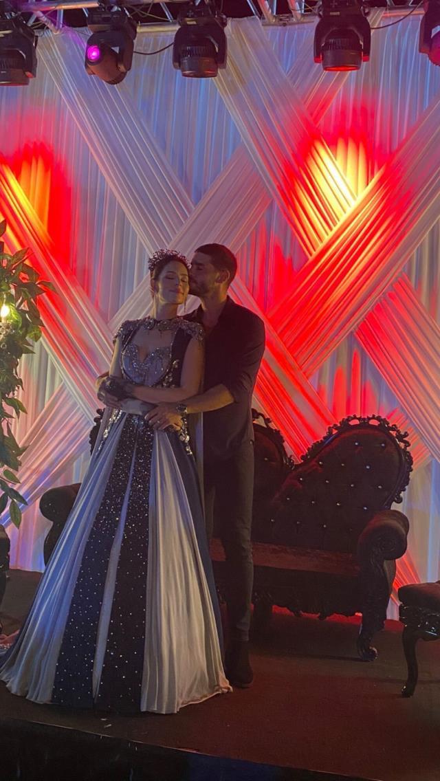 Berk Oktay ile evlenmeye hazırlanan Yıldız Çağrı Atiksoy kına gecesi yaptı Berk Oktay ile evlenmeye hazırlanan Yıldız Çağrı Atiksoy kına gecesi yaptı