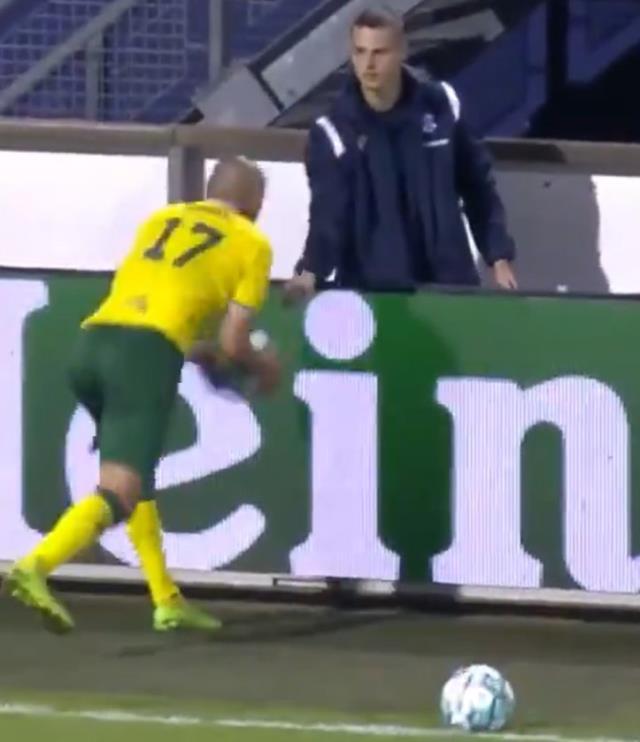 Burak Yılmaz'dan top toplayıcı çocuğa olay hareket! Ülke ayağa kalktı, jet hızında açıklama geldi Burak Yılmaz'dan top toplayıcı çocuğa olay hareket! Ülke ayağa kalktı, jet hızında açıklama geldi