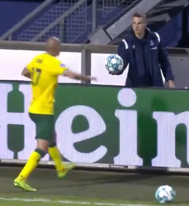 Burak Yılmaz'dan top toplayıcı çocuğa olay hareket! Ülke ayağa kalktı, jet hızında açıklama geldi Burak Yılmaz'dan top toplayıcı çocuğa olay hareket! Ülke ayağa kalktı, jet hızında açıklama geldi