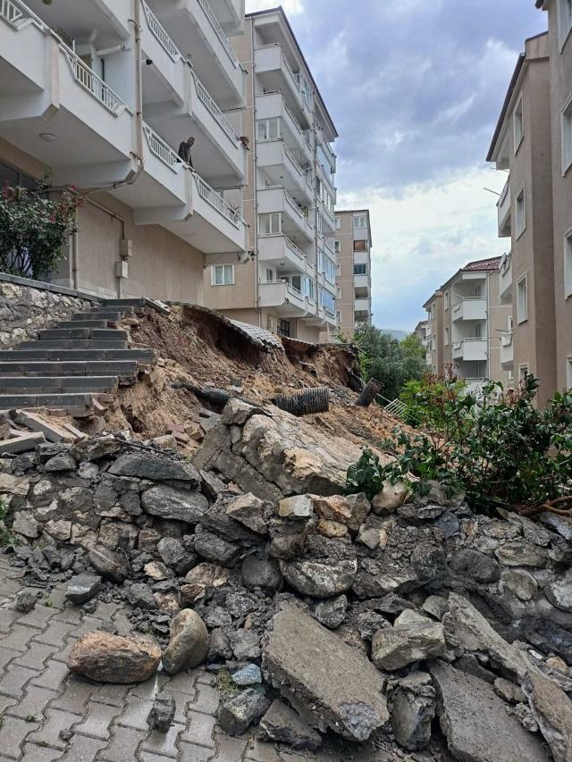 Bursa'da hayat felç oldu! Terminale yıldırım düştü, sokaklar sular altında
