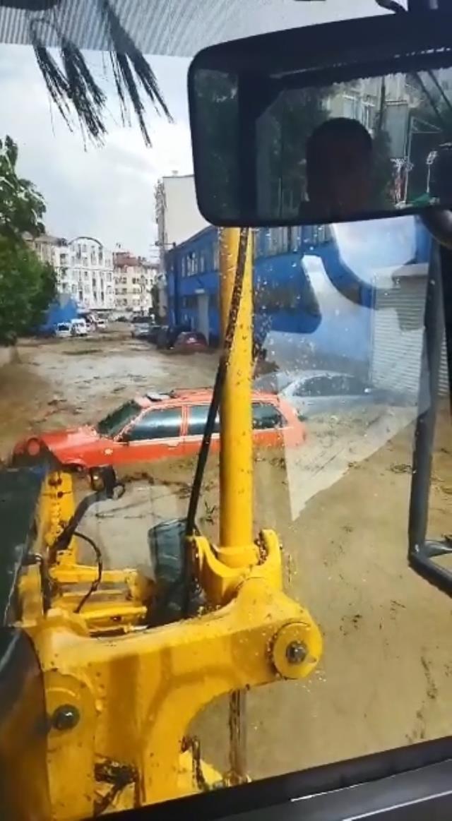 Bursa'da hayat felç oldu! Terminale yıldırım düştü, sokaklar sular altında