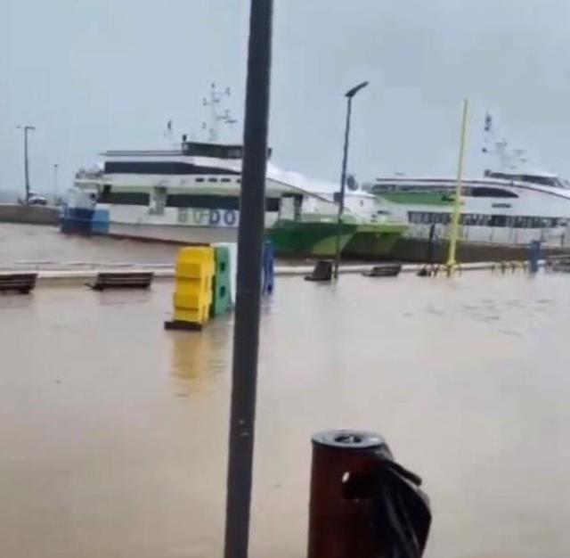 Bursa'da hayat felç oldu! Terminale yıldırım düştü, sokaklar sular altında
