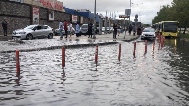 Bursa'da hayat felç oldu! Terminale yıldırım düştü, sokaklar sular altında