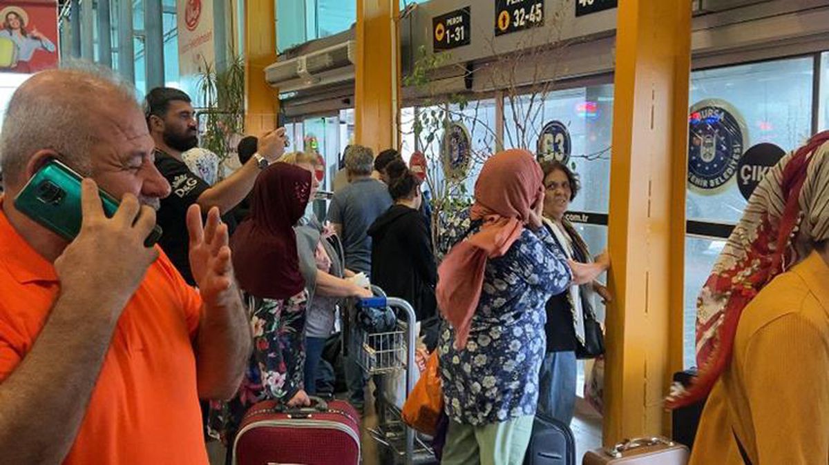 Bursa'da otobüs terminaline yıldırım düşme anında yaşanan panik saniye saniye kaydedildi