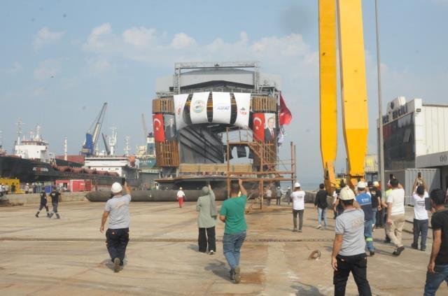 Dünyada kendi sınıfında sadece bir tane var! Denizaltı havuzu Yalova'da suya indirildi Dünyada kendi sınıfında sadece bir tane var! Denizaltı havuzu Yalova'da suya indirildi