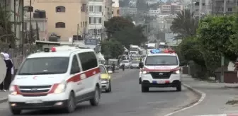 Hastaların hayatını tehlikeye atan İsrail ablukası ambulanslarla protesto edildi