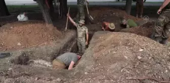 KRAMATORSK - Ukrayna askerleri, olası Rus ilerleyişine karşı kentte siper kazıyor