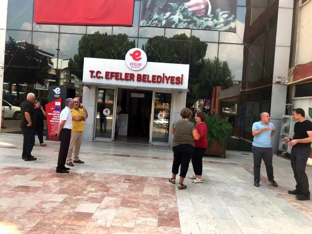 Kuşadası'nda 15 dakika arayla meydana gelen iki deprem vatandaşları sokağa döktü