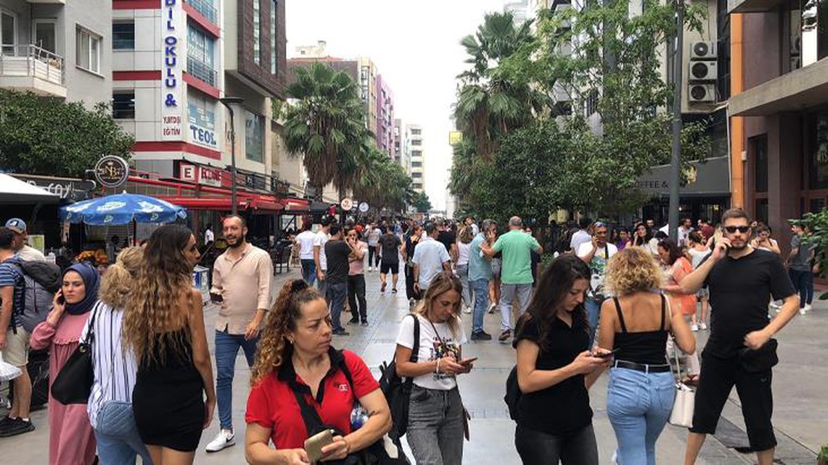 Kuşadası'nda 15 dakika arayla meydana gelen iki deprem vatandaşları sokağa döktü