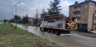 Kütahya haber! Kütahya'da sağanak; yollar göle döndü, iş yerlerini su bastı