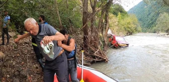 Melen Çayı'na devrilen otomobilin sürücüsünü raftingciler kurtardı