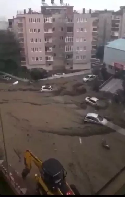 Araçlar sürüklendi, karayla deniz birleşti! Selin vurduğu ilçeden gelen görüntüler korkunç