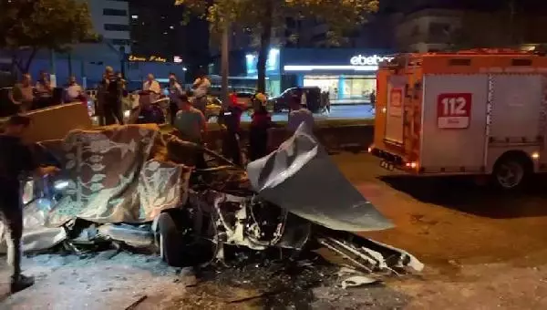 Halk otobüsüne arkadan çarpan otomobil kağıt gibi ezildi: 1 ölü, 3 yaralı Halk otobüsüne arkadan çarpan otomobil kağıt gibi ezildi: 1 ölü, 3 yaralı