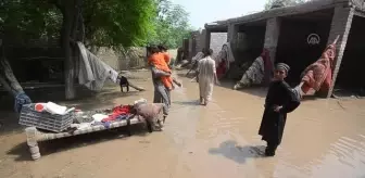 Pakistanlılar sular altında yaşamlarını sürdürmeye çalışıyor