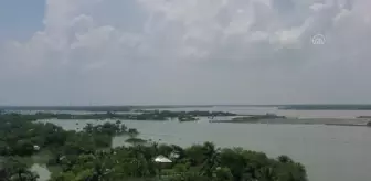 Şiddetli yağmur ve gelgit, Bangladeş'in sahil kesimlerinde taşkınlara yol açtı