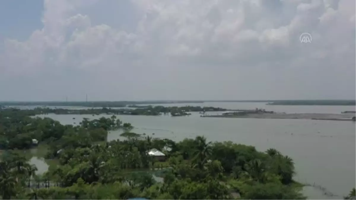 Şiddetli yağmur ve gelgit, Bangladeş'in sahil kesimlerinde taşkınlara yol açtı