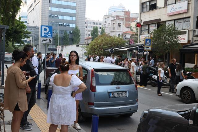 Son Dakika! Ege Denizi'nde 15 dakika arayla iki deprem! Kuşadası açıkları 4.7 ve 5.1 ile sallandı