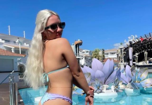 Tanga bikinisiyle poz veren Ece Seçkin, gelen yorum üzerine küplere bindi