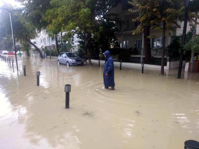 Tekirdağ'da dolu ve sağanak sonrası sokaklar adeta dereye döndü