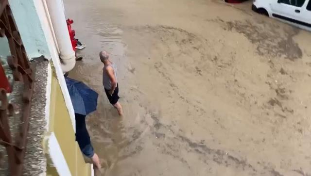 Tekirdağ'da dolu ve sağanak sonrası sokaklar adeta dereye döndü