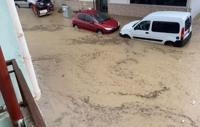 Tekirdağ'da dolu ve sağanak sonrası sokaklar adeta dereye döndü