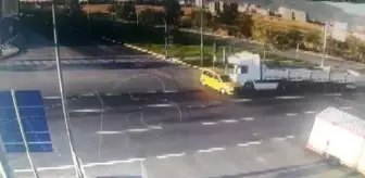 TIR'ın çarptığı taksinin şoförü ve yolcusunun öldüğü kaza kamerada