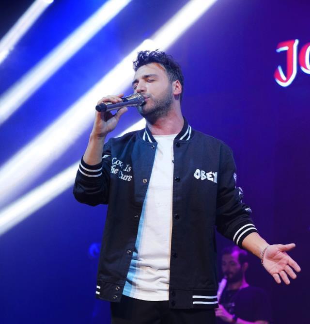 Ünlü popçu Emre Kaya sahnede düştü, hastaneye kaldırıldı Ünlü popçu Emre Kaya sahnede düştü, hastaneye kaldırıldı