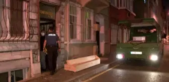 Abisini öldürüp arkadaşına haber verdi
