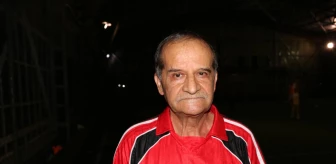 Afyon spor haberleri... Afyonkarahisar'da 69 yaşındaki 'delikanlı', halı saha maçlarını aksatmıyor