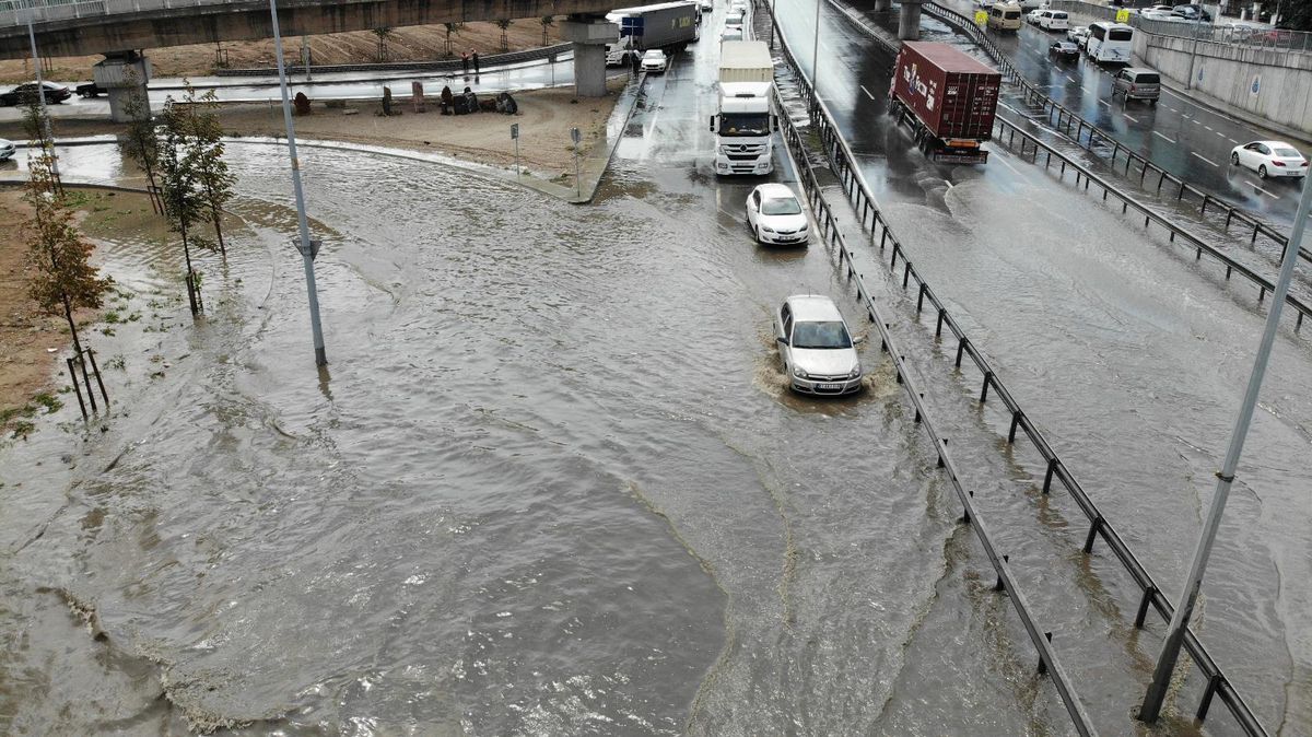 Ardahan gündem haberleri... Beylikdüzü'nde yollar göle döndü, trafik durma noktasına geldi