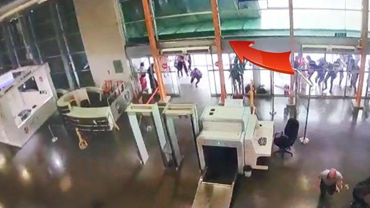 Felaketi yaşayan Bursa'dan yeni görüntüler! Yıldırım düşen terminalin çatısı böyle çöktü