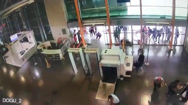 Bursa otobüs terminalinde ne oldu? Bursa terminaline yıldırım düştü! İşte görüntüler… Bursa otobüs terminalinde ne oldu? Bursa terminaline yıldırım düştü! İşte görüntüler…