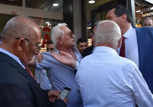 CHP milletvekilleri ile vatandaş arasında 'Eski CHP' tartışması: Erdoğan'ın tırnağı olamazsın CHP milletvekilleri ile vatandaş arasında 'Eski CHP' tartışması: Erdoğan'ın tırnağı olamazsın