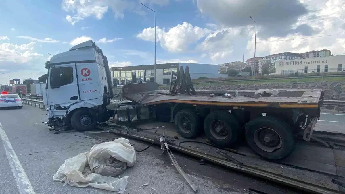 D-100'de lastiği patlayan tır bariyere girdi, tonlarca ağırlıktaki rulolar yola düştü