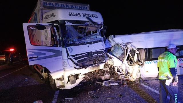 Düğünden dönenleri taşıyan minibüs, kamyonla çarpıştı: 8 ölü, 9 yaralı